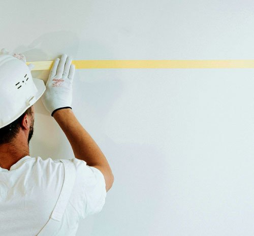 Pintor profesional aplicando pintura Valen en una obra